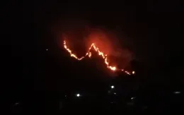 Khoảng 200 người đang chữa cháy trên núi ở Nặm Păm, Sơn La