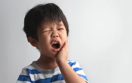 Sai lầm của mẹ khiến trẻ 1-3 tuổi bị sâu răng