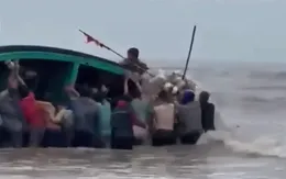 Tàu của ngư dân bị sóng đánh lật úp