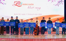 Đắk Lắk: Trao kinh phí hỗ trợ xây dựng nhà Đại đoàn kết cho hộ nghèo