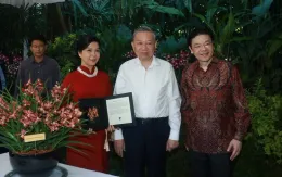 Tổng Bí thư và Phu nhân đặt tên hoa lan tại Vườn lan Quốc gia ở Singapore