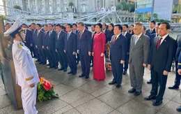 Tổng Bí thư Tô Lâm dâng hoa tưởng niệm Chủ tịch Hồ Chí Minh ở Bảo tàng Văn minh châu Á, Singapore