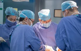 Cắt bán phần dạ dày, nạo vét 50 hạch điều trị ung thư