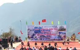 Sơn La: Sôi động hội thi giã bánh dày, múa khèn tại Ngày hội Hoa sơn tra