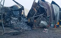 Cảnh sát nối vòng rồng vào sâu trong hẻm dập tắt đám cháy xưởng gia công sắt