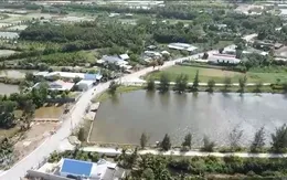 Người dân hưởng lợi từ hồ trữ nước ngọt