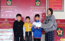 Nghệ An: Tuyên dương 3 học sinh tiểu học nhặt được điện thoại, tìm người trả lại