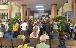 Đi từ sáng sớm để được bốc số làm hồ sơ đất đai do có thông tin sáp nhập