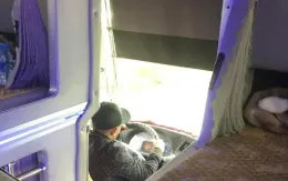 Tài xế xe khách vừa chơi game vừa lái xe