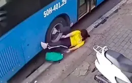 Tài xế xe buýt đóng cửa bất cẩn khiến nữ sinh ngã xuống đường, suýt lọt vào bánh ô tô