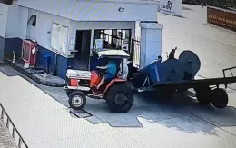 Nam bảo vệ bị các cuộn hàng đè tử vong