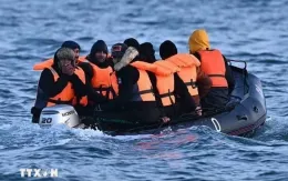 Giải cứu hàng trăm người di cư qua eo biển Manche