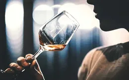 Thói quen uống rượu ngâm cao trăn gây rối loạn cương nặng