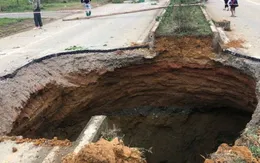 “Hố tử thần” sâu 5m xuất hiện giữa quốc lộ ở Bắc Kạn