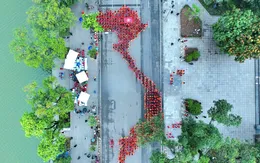 Rực rỡ 1.000 phụ nữ diễu hành áo dài và xếp hình bản đồ Việt Nam