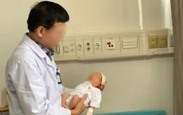 Bé gái chào đời kỳ diệu từ ca mổ lấy thai nghẹt thở