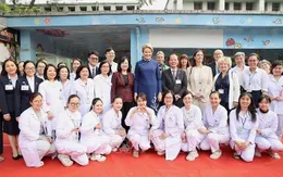 Hoàng hậu Bỉ Mathilde thăm Bệnh viện Nhi Trung ương