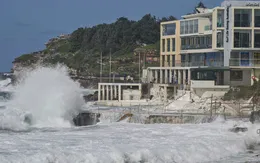Sóng lớn gây thiệt hại hàng loạt bãi biển ở Sydney, Australia