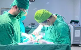 Đau dữ dội sau trận bóng đá, bé trai 13 tuổi suýt mất tinh hoàn