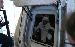 Hoàn thành sứ mệnh bay qua hai vùng cực của Trái Đất