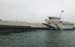 Cứu 4 thuyền viên trên tàu đâm phải đá ngầm ở vùng biển Cát Bà