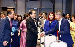 Chủ tịch Quốc hội gặp cán bộ Đại sứ quán và cộng đồng người Việt tại Uzbekistan