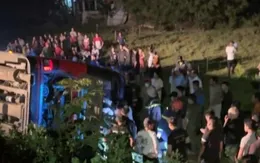 Xe khách bị lật trong đêm ở Bình Định khiến 1 người tử vong