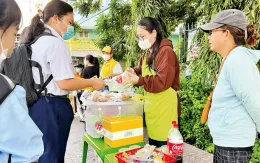 Nguy cơ mất an toàn thực phẩm tại cổng trường