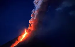 Lo ngại an toàn hàng không do núi lửa phun trào trên bán đảo Kamchatka (Nga)