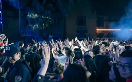 Bất chấp trời mưa, cựu sinh viên Hà Nội sống lại tuổi 20 cực nhiệt trong đêm dạ hội đầy hoài niệm