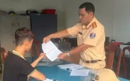 Tiền Giang: Xử lý nghiêm tài xế điều khiển xe máy bằng chân