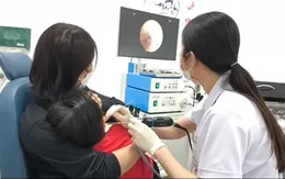 Gắp dây thun buộc tóc trong tai bé gái 2 tuổi