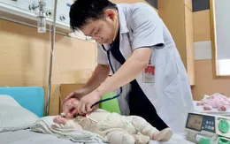 Bé 1 tháng tuổi suy hô hấp, viêm phổi nặng do RSV