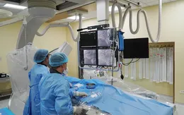 Đang bế cháu trên tay, người đàn ông đột ngột choáng váng rơi vào hôn mê
