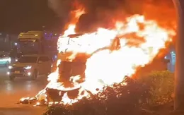 Xe đầu kéo  bốc cháy dữ dội kèo tiếng nổ trên đường Khuất Duy Tiến (Hà Nội)
