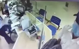 Điều tra, truy tìm đối tượng bịt mặt, cầm dao cướp ngân hàng ở Hà Nội