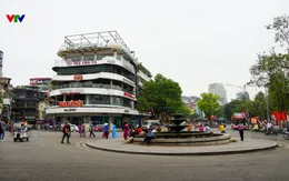 Khẩn trương di chuyển đồ đạc khỏi tòa nhà “Hàm cá mập”