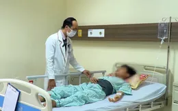 Nam thanh niên nằm liệt giường vì lao cột sống