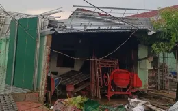 Dông lốc kèm mưa đá làm hàng chục nhà dân tốc mái, nhiều tài sản, hoa màu bị thiệt hại