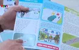 CSGT Hải Phòng tuyên truyền luật giao thông ngay trên đường