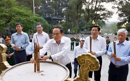 Chủ tịch Quốc hội dâng hương tưởng niệm các anh hùng liệt sỹ ở Quảng Trị