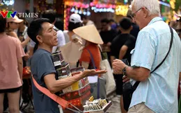Hà Nội: Tràn lan hàng rong chèo kéo du khách ở phố "cà phê đường tàu"