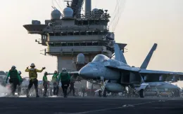 Né tên lửa Houthi, hải quân Mỹ 'tuột tay' mất máy bay chiến đấu 60 triệu USD