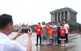 Hàng vạn người dân vào lăng viếng Bác