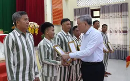 Phó Thủ tướng Thường trực Nguyễn Hòa Bình dự Lễ công bố quyết định đặc xá tại Trại giam A2