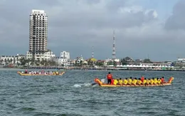 Tưng bừng lễ hội đua thuyền truyền thống trên sông Nhật Lệ