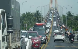 Ùn tắc kéo dài, cầu Rạch Miễu 3 lần xả trạm thu phí