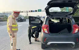 Hai cán bộ công an kịp thời hỗ trợ người dân gặp sự cố trên cao tốc dịp nghỉ lễ