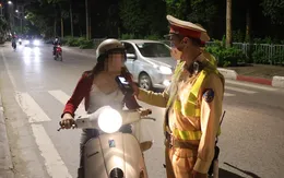 Vừa uống bia với thông gia, vẫn đi xe máy, người đàn ông bị lập biên bản