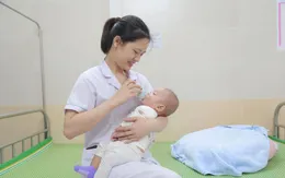 Tìm người thân cho bé trai 6-7 tháng tuổi bị bỏ rơi trước cổng chùa tại Hà Nội